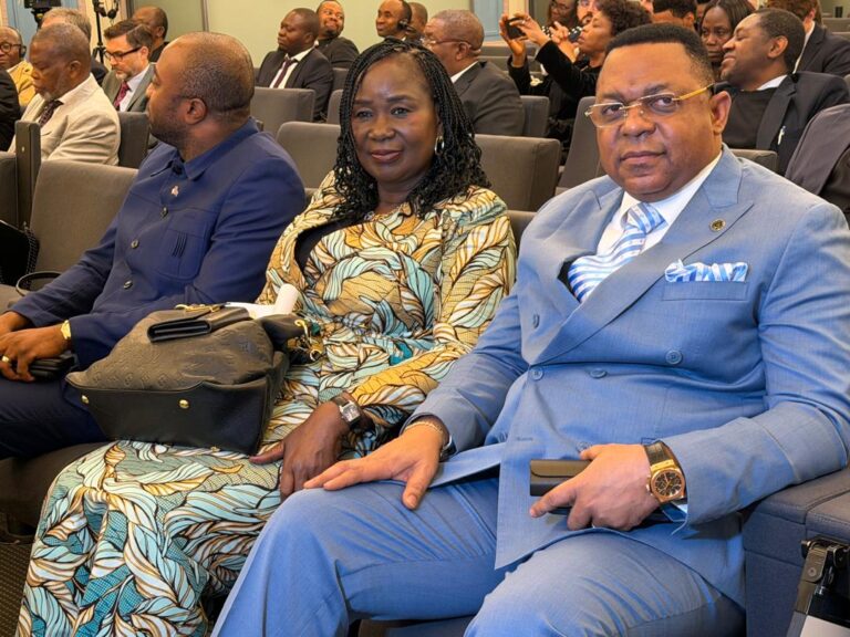 Madame Vicky Katumwa Mukalayi, PCA du FPI et Hervé-Claude Batukonke, DG du FPI
